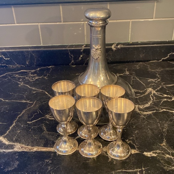 Vintage Decanter with 6 wine  glasses. - Picture 3 of 16